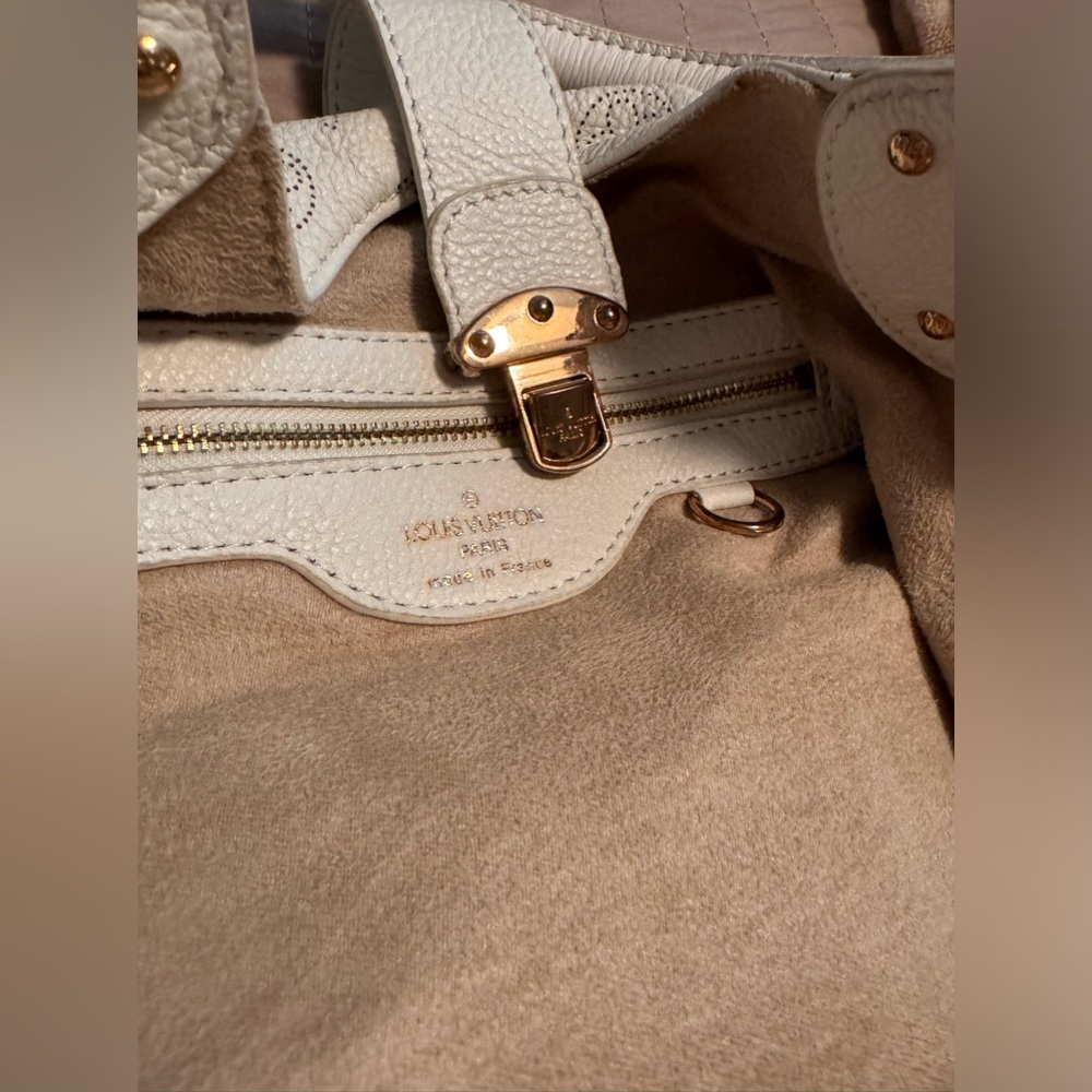 JUST IN TIME FOR CHRISTMAS 🎄 
Almost PRISTINE Louis Vuitton Mahina XL White - Picture 10 of 13